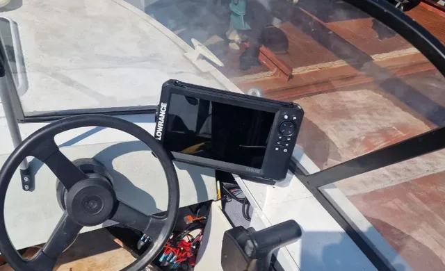Установка эхолота Lowrance Eagle 9